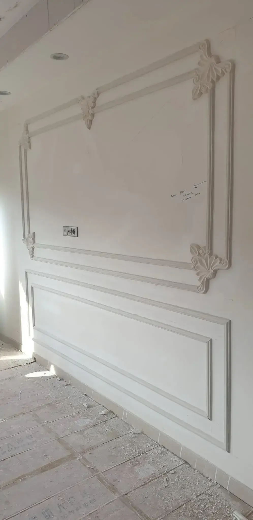 Klasik Alçı Çıta ve Motifli Duvar Tasarımı